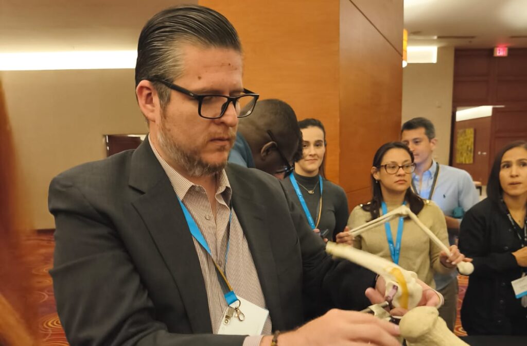 Dr. Marco sosteniendo articulación de muestra