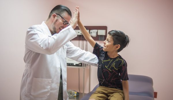 doctor chocando las manos con niño