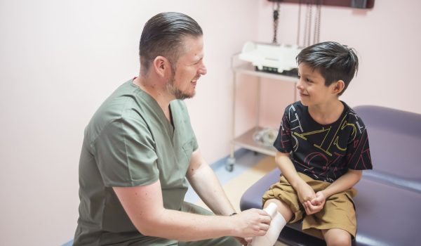 doctor atendiendo a paciente pediátrico