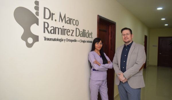 Dr. Marco Ramírez con asistente