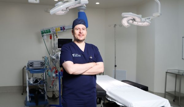 Dr. Marco Ramírez en quirófano