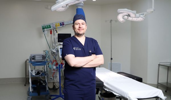 Dr. Marco Ramírez en quirófano